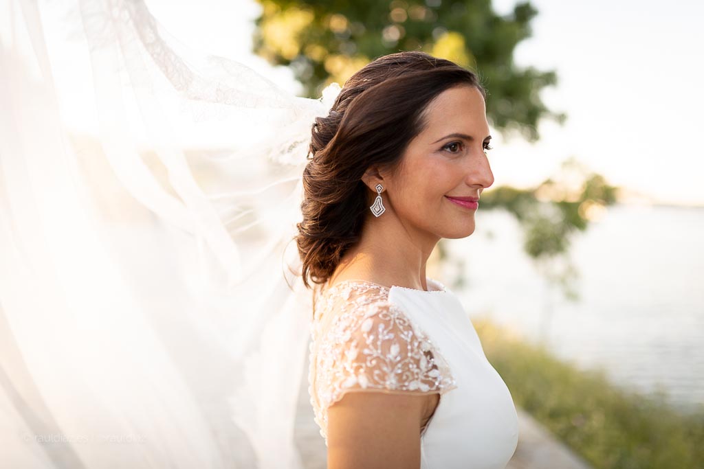 Retrato luminoso de la novia con el velo al viento