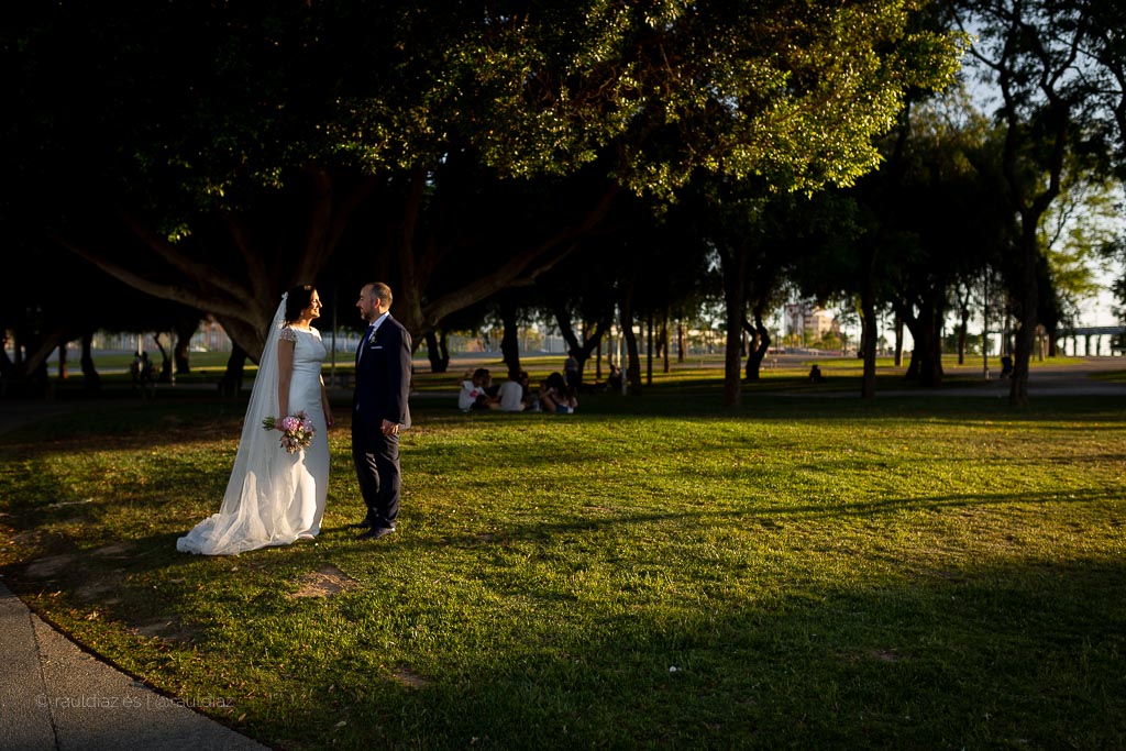 La pareja conversa bajo los árboles al final de la tarde
