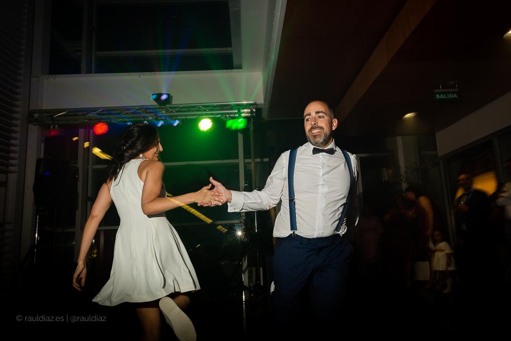 La pareja baila de noche entre luces y sombras