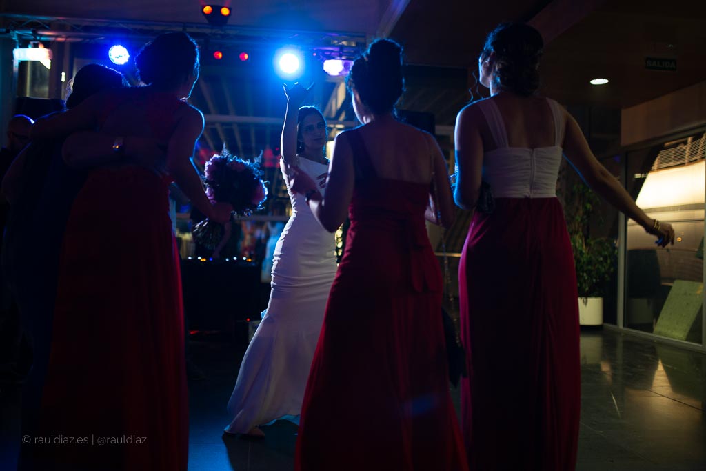 La novia baila con sus amigas bajo las luces de la fiesta