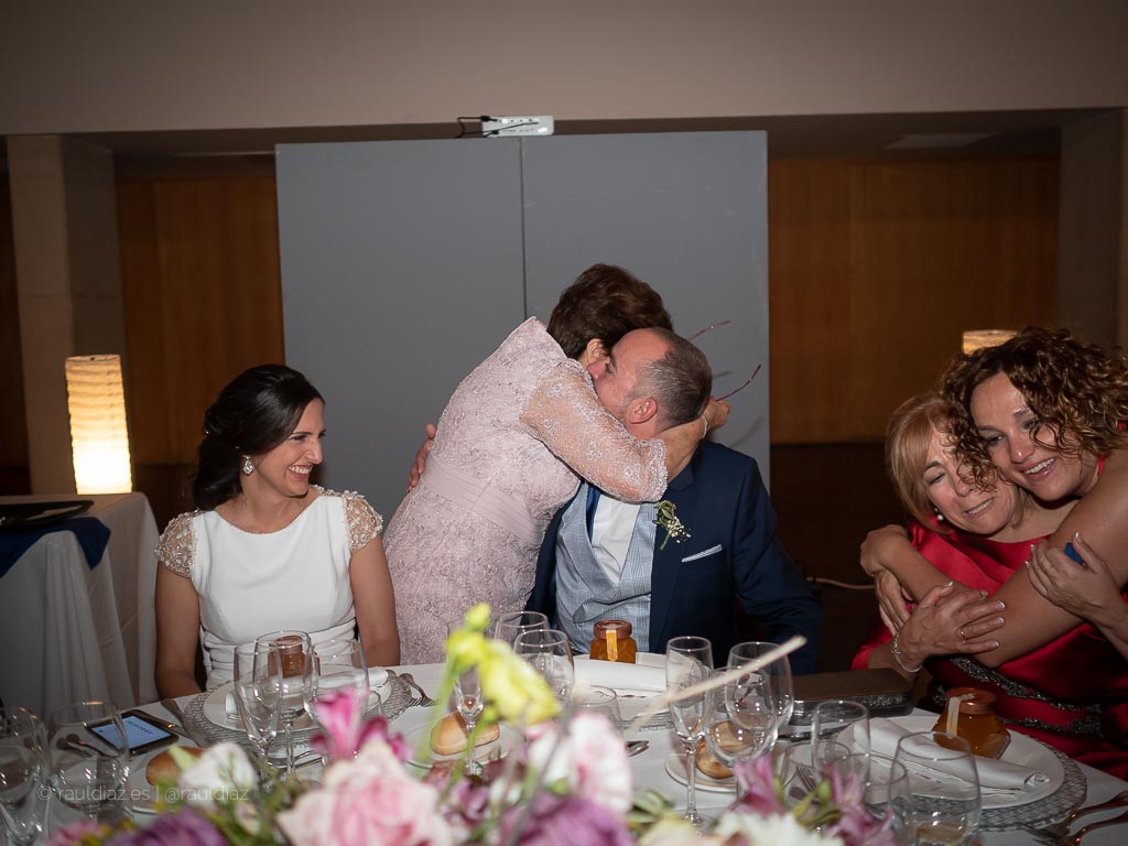 Abrazos familiares y emoción durante el banquete de boda