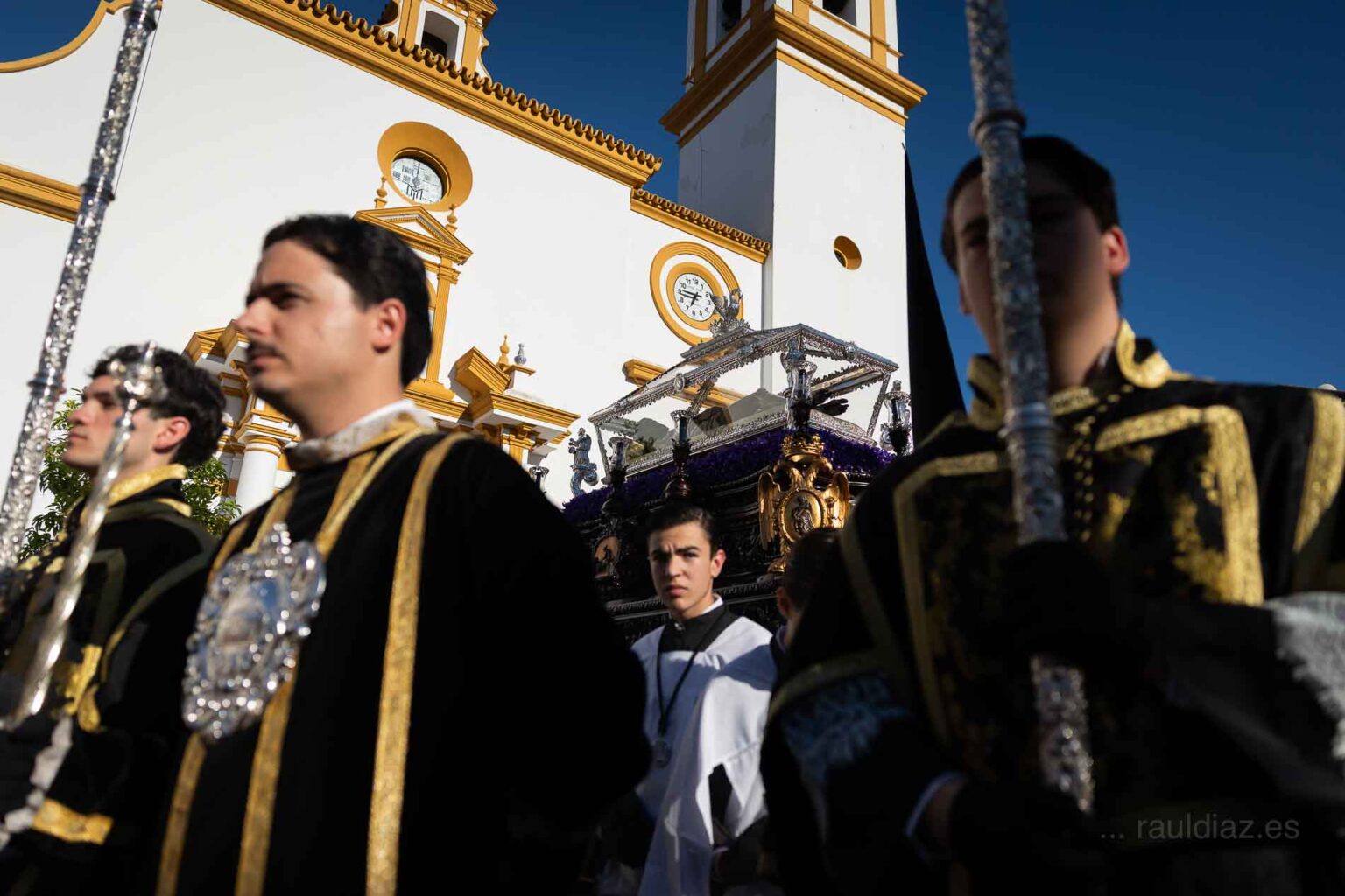 Salida del Santo Entierro durante el Sábado Santo de Dos Hermanas