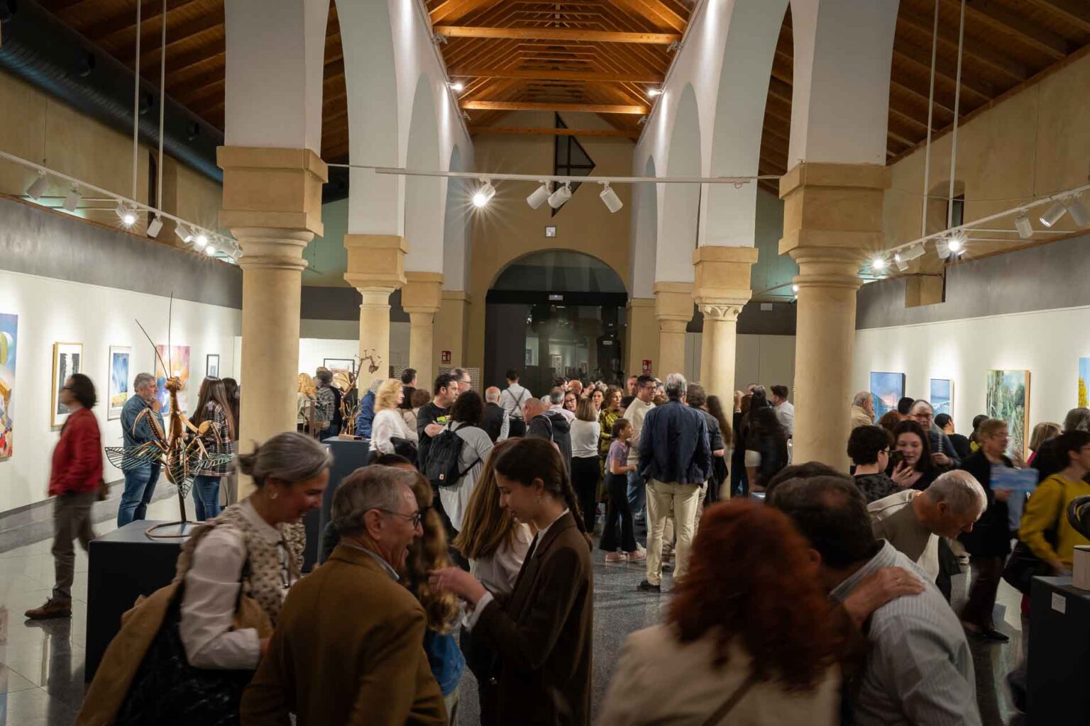 Vista elevada del público durante la inauguración de Ventana Plástica