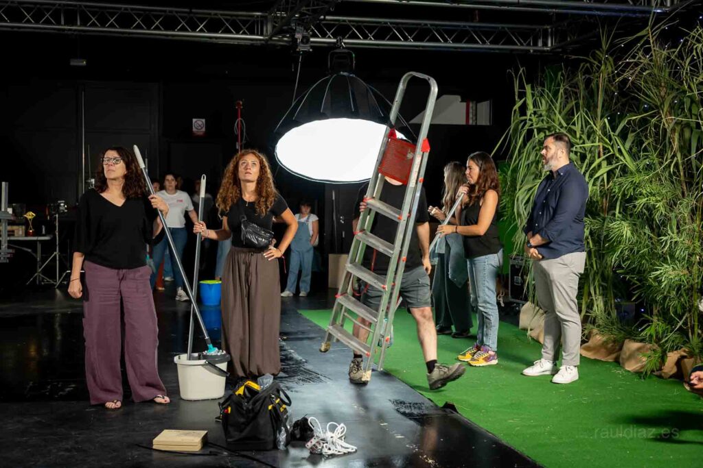 Equipo preparando el escenario de El Perro Andaluz con una escalera y una gran fuente de luz