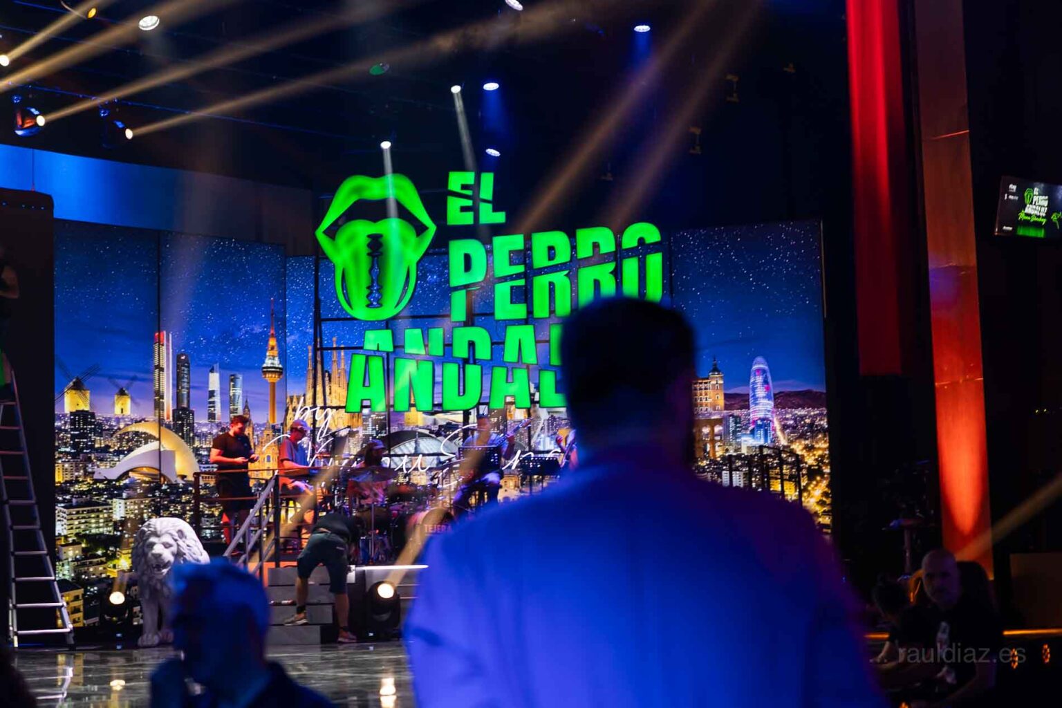 Ensayo en el escenario de El Perro Andaluz con el logotipo proyectado al fondo