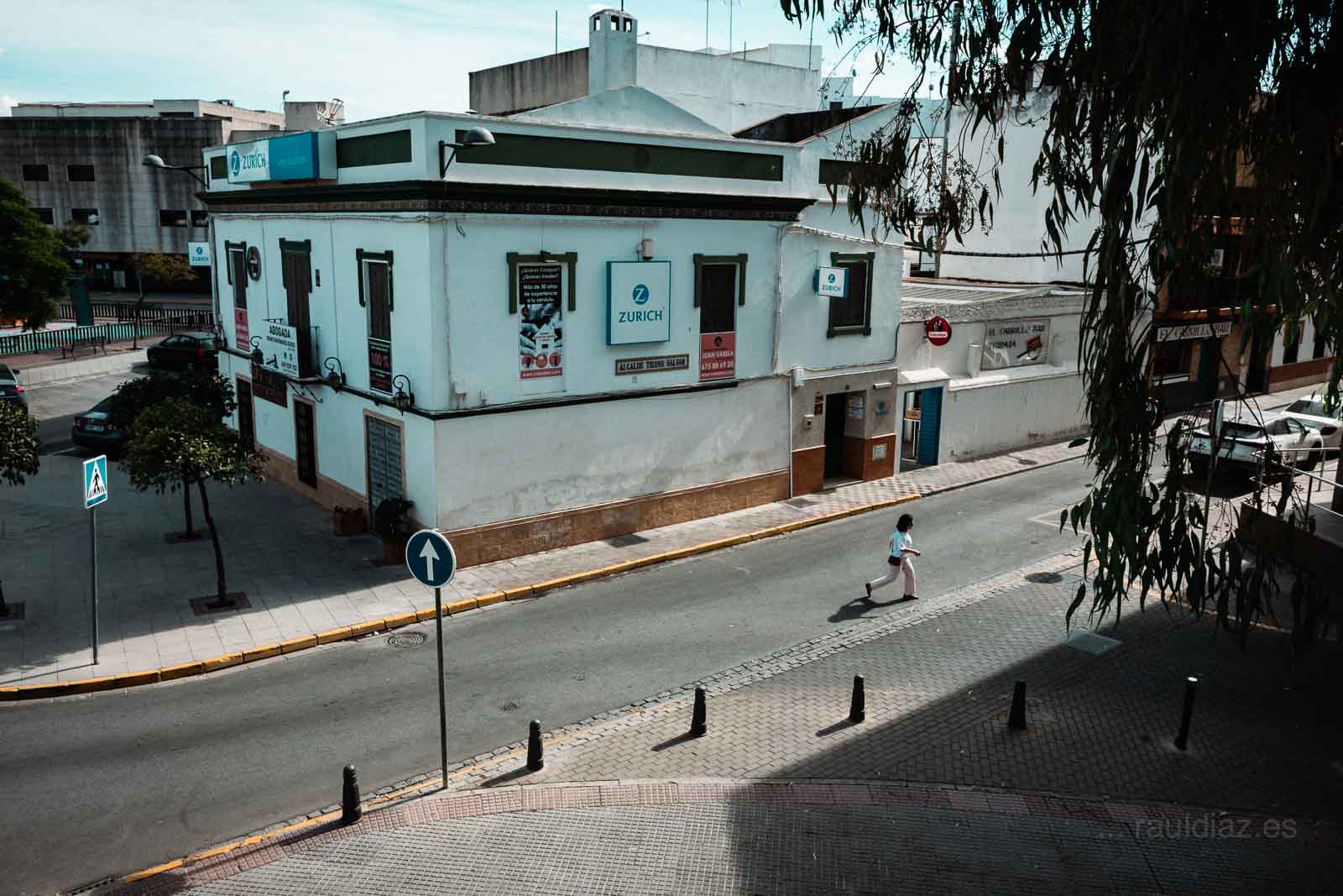 Mujer cruzando una intersección de Dos Hermanas vista desde una perspectiva elevada.