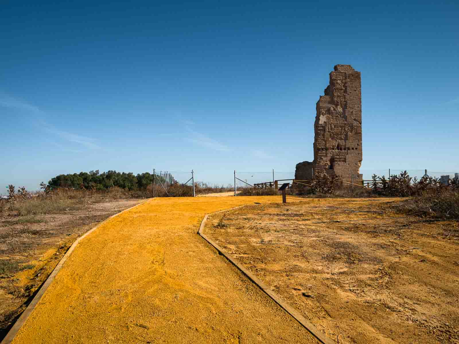 Torre de los Herberos al final del camino del yacimiento de Orippo