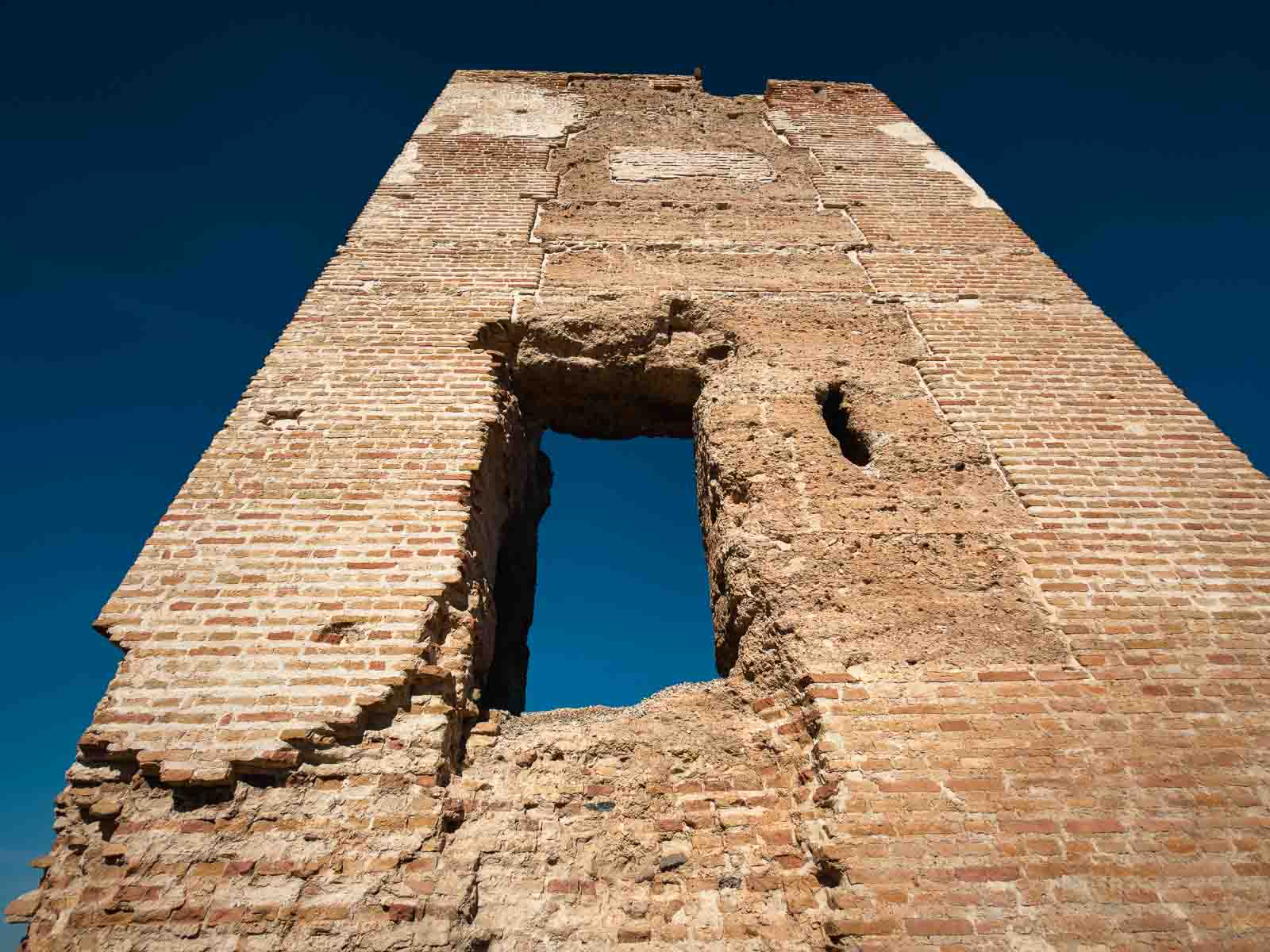 Detalle en contrapicado de la fábrica de ladrillo de la Torre de los Herberos