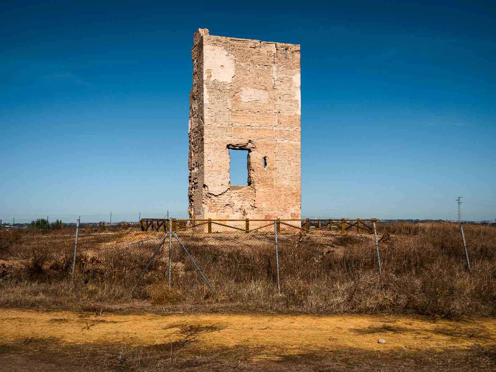 Vista frontal de la Torre de los Herberos en Dos Hermanas