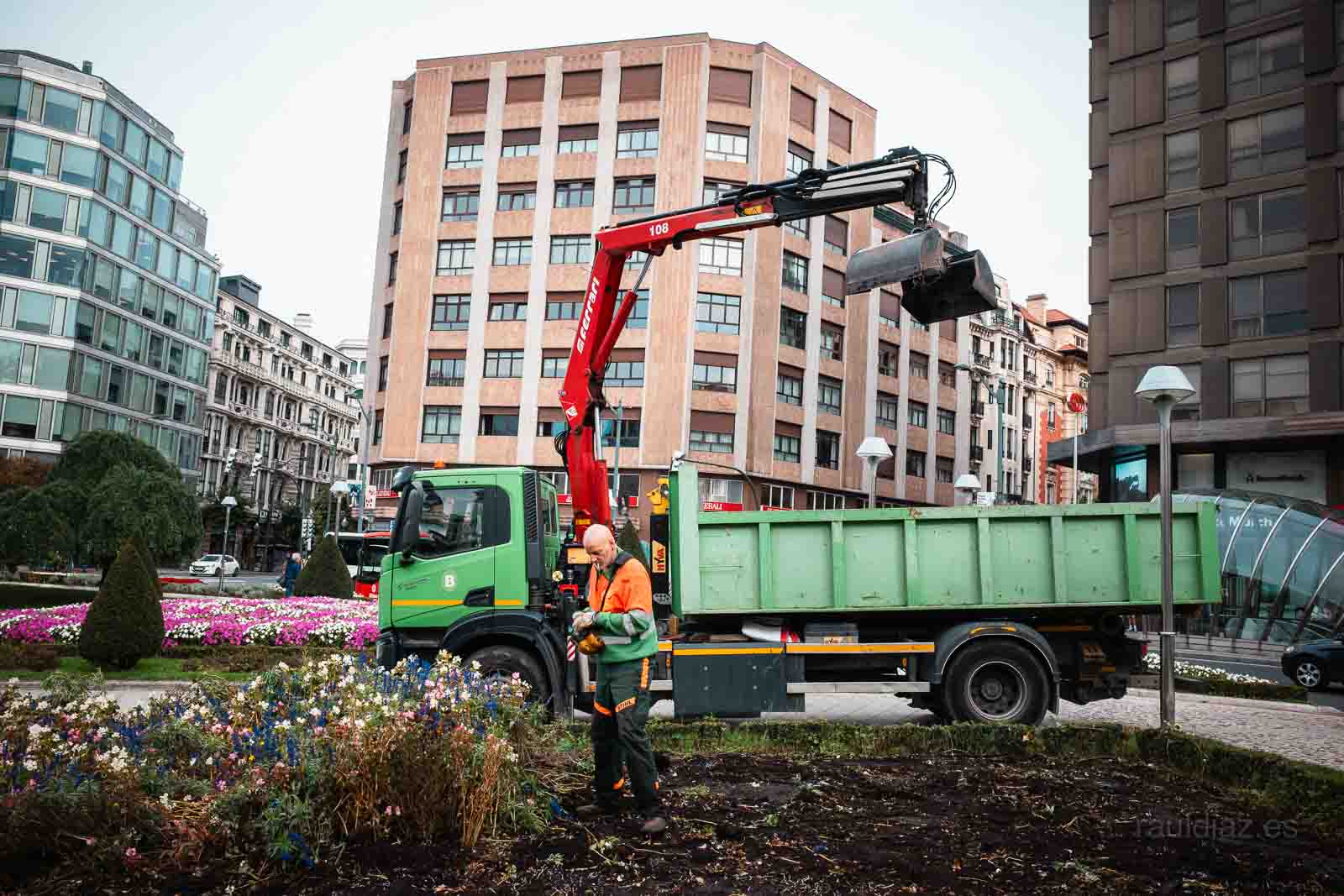 Trabajador municipal junto a un camión y un jardín en Bilbao