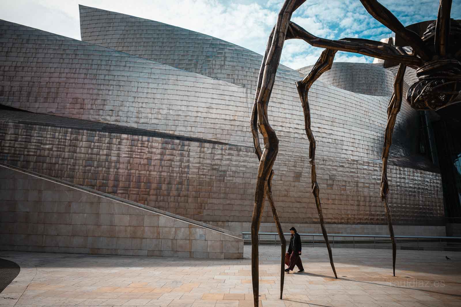 Maman de Louise Bourgeois en primer plano ante la fachada del Museo Guggenheim Bilbao