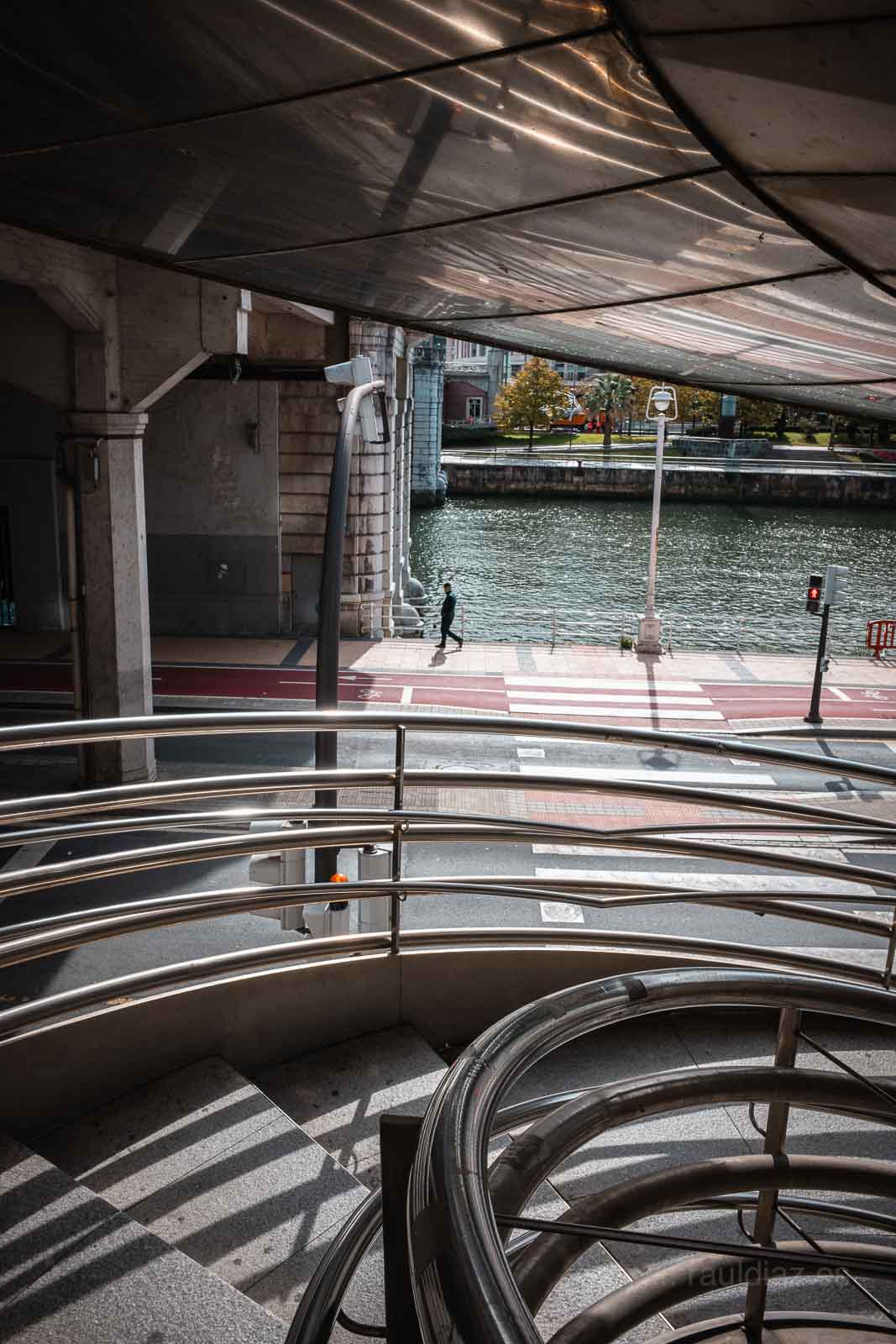 Pasarela y barandillas en espiral abiertas hacia la ría de Bilbao