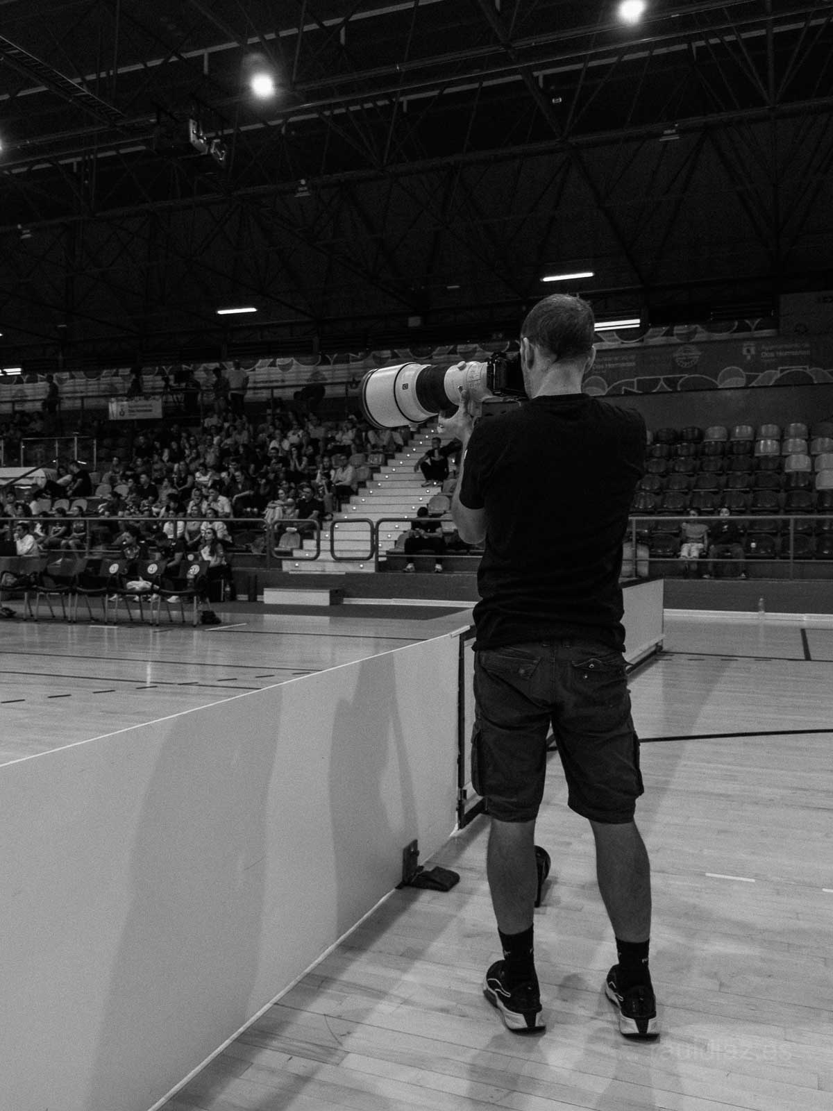 Fotógrafo deportivo trabajando junto a la pista del CAV Esquimo