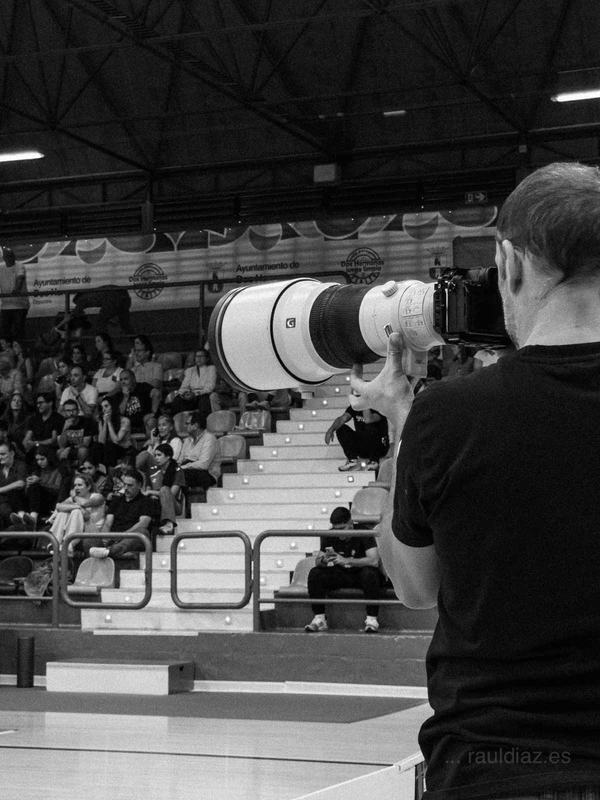 Detalle de fotógrafo con teleobjetivo durante el partido de voleibol