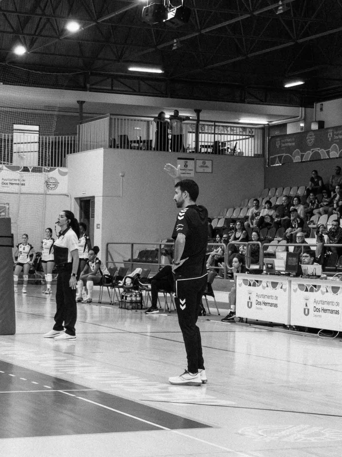 Cuerpo técnico del CAV Esquimo durante un partido de Liga