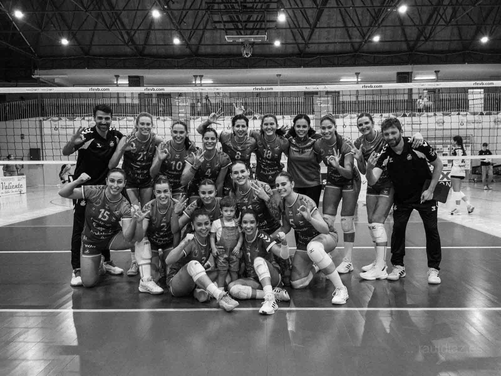 CAV Esquimo celebra la victoria tras el partido de voleibol