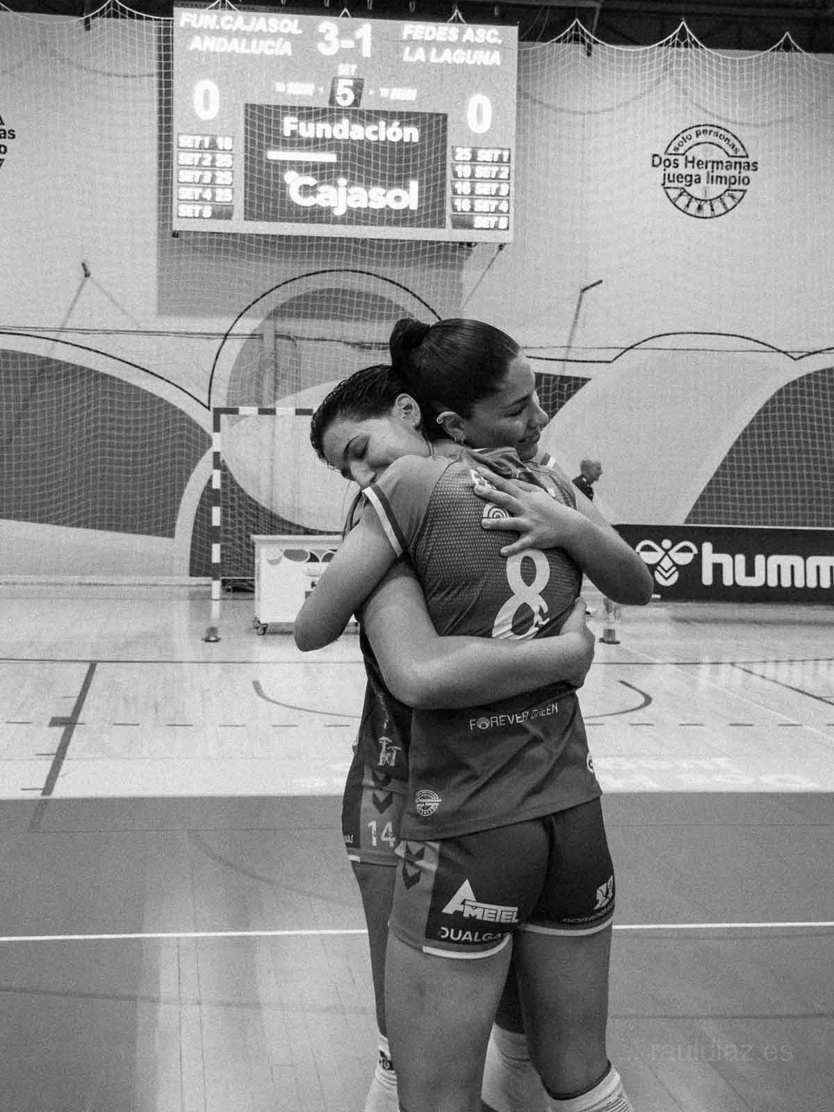 Dos jugadoras del CAV Esquimo se abrazan después de la victoria