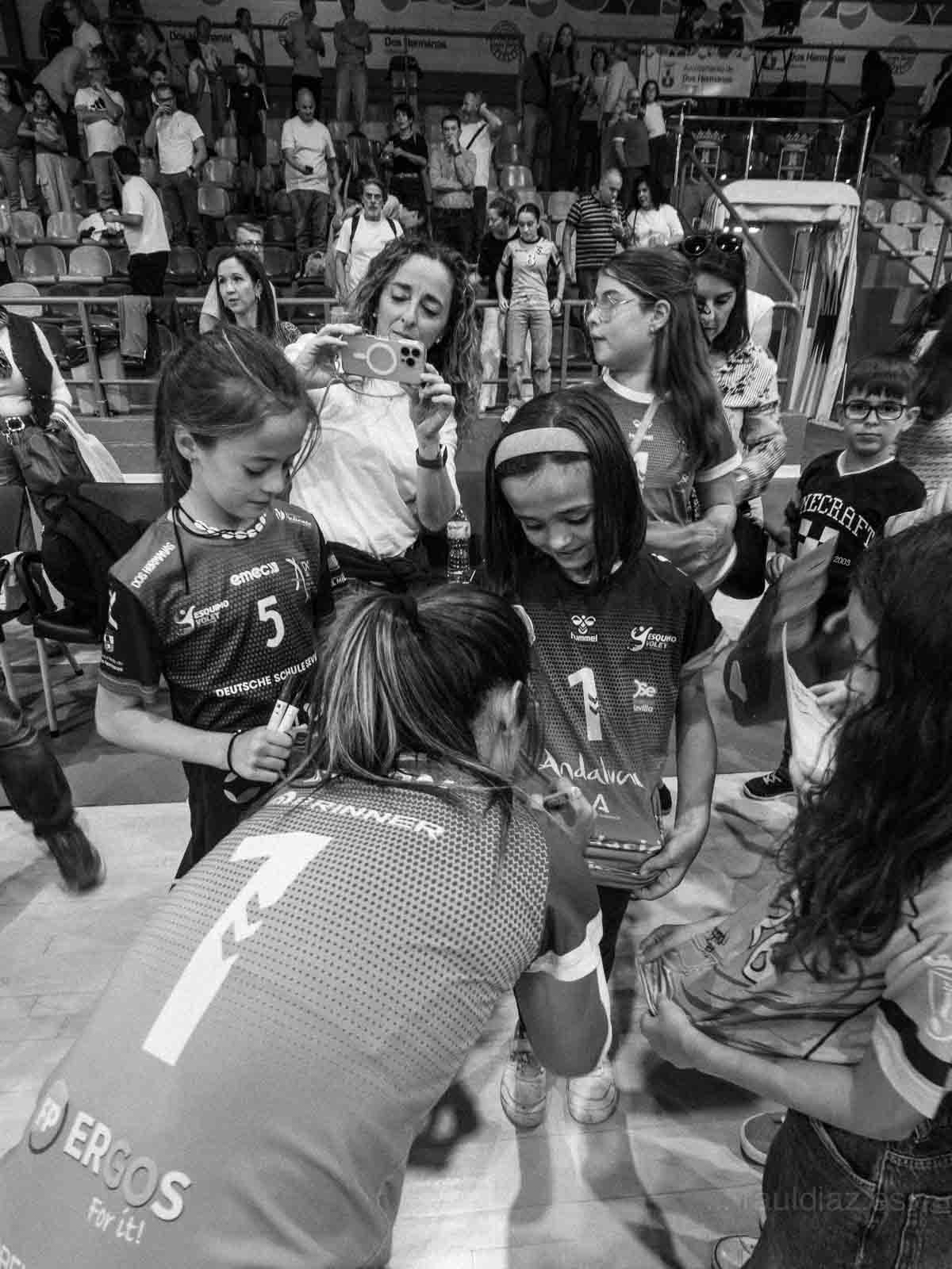Jugadoras de voleibol atienden a jóvenes aficionados al terminar el partido