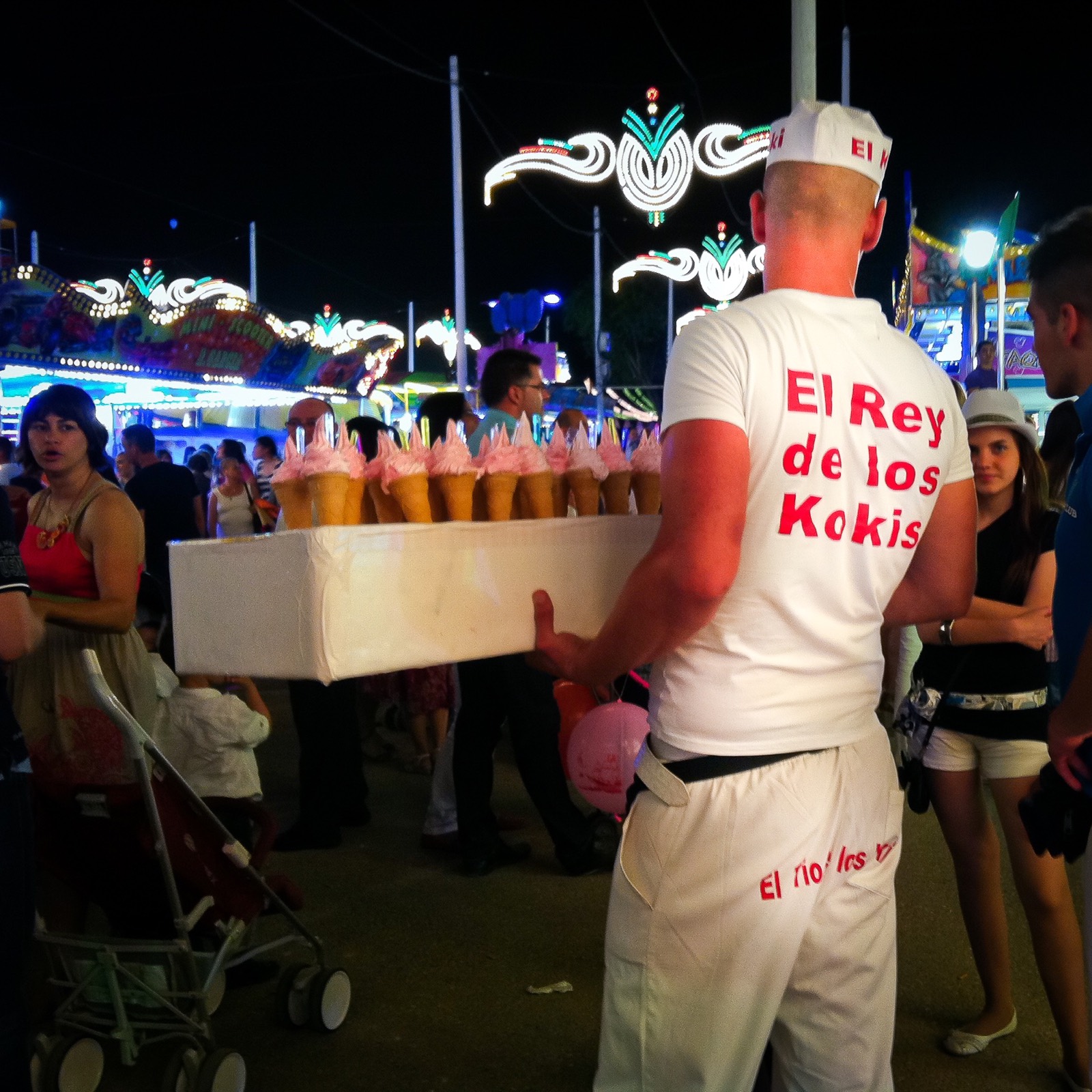 Vendedor de algodón de azúcar de noche en una feria