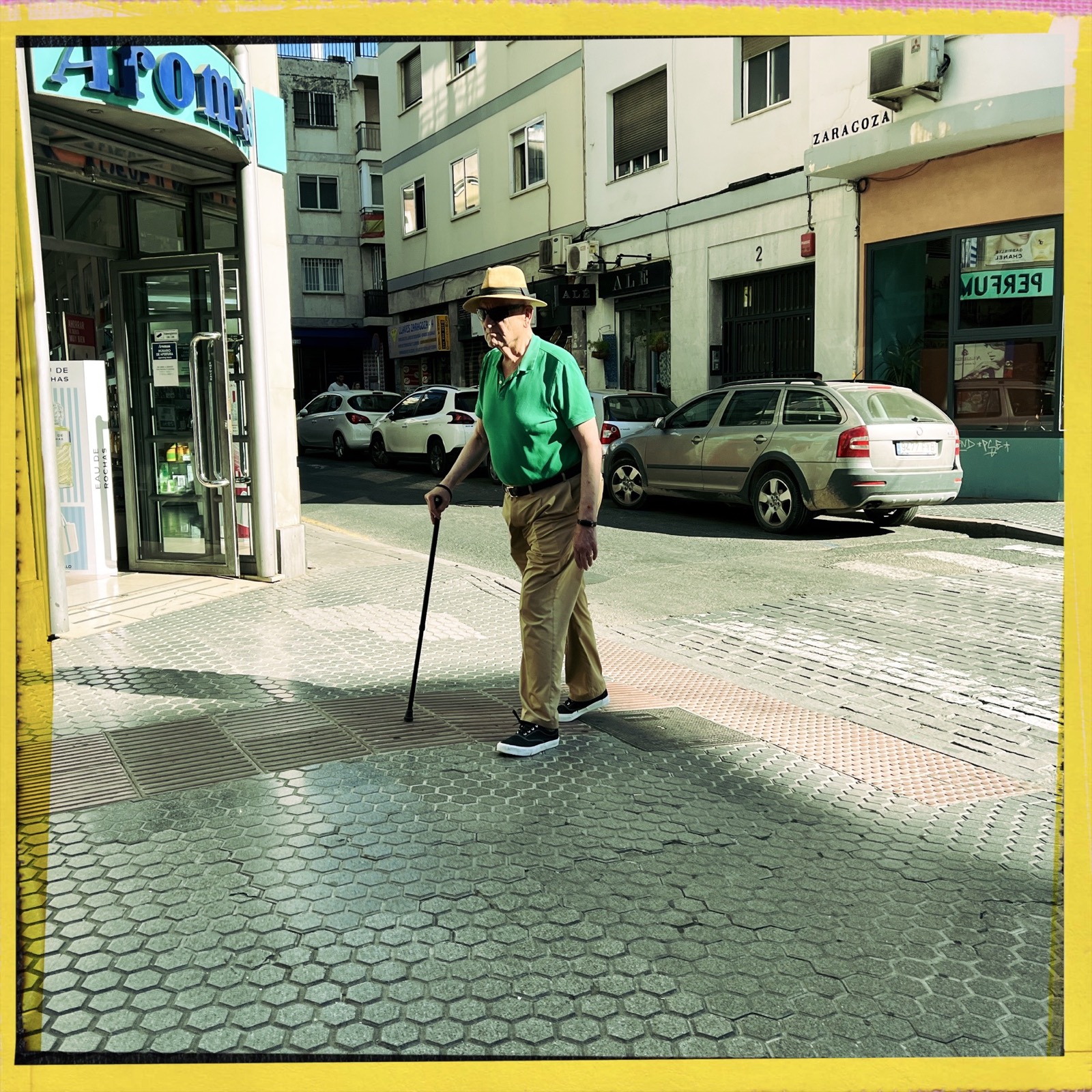 Hombre caminando con bastón, fotografía callejera realizada con Hipstamatic