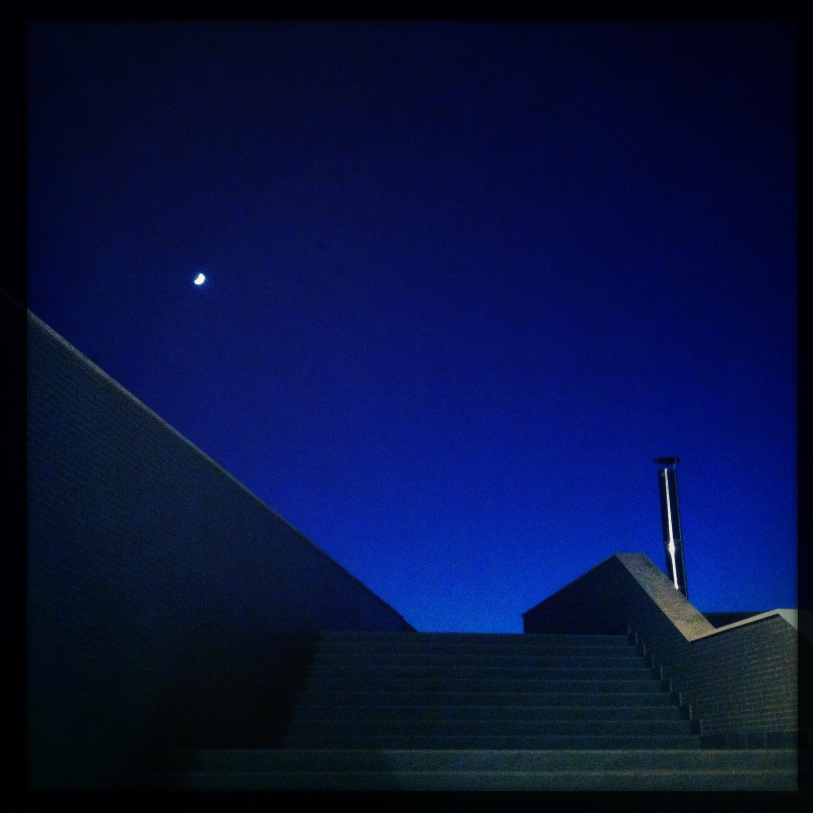 Luna sobre arquitectura azul fotografiada con Hipstamatic