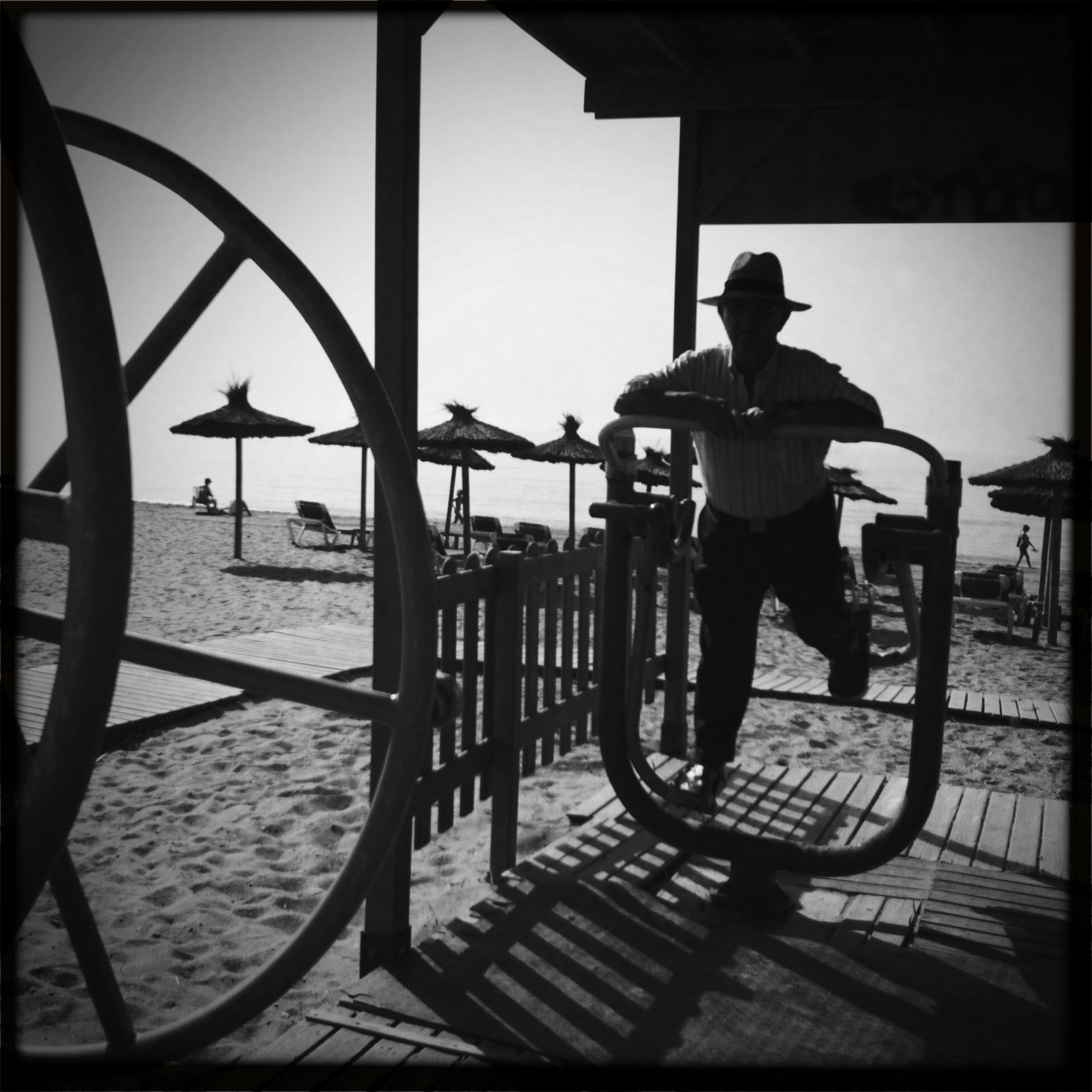 Silueta haciendo ejercicio en la playa, fotografía móvil en blanco y negro