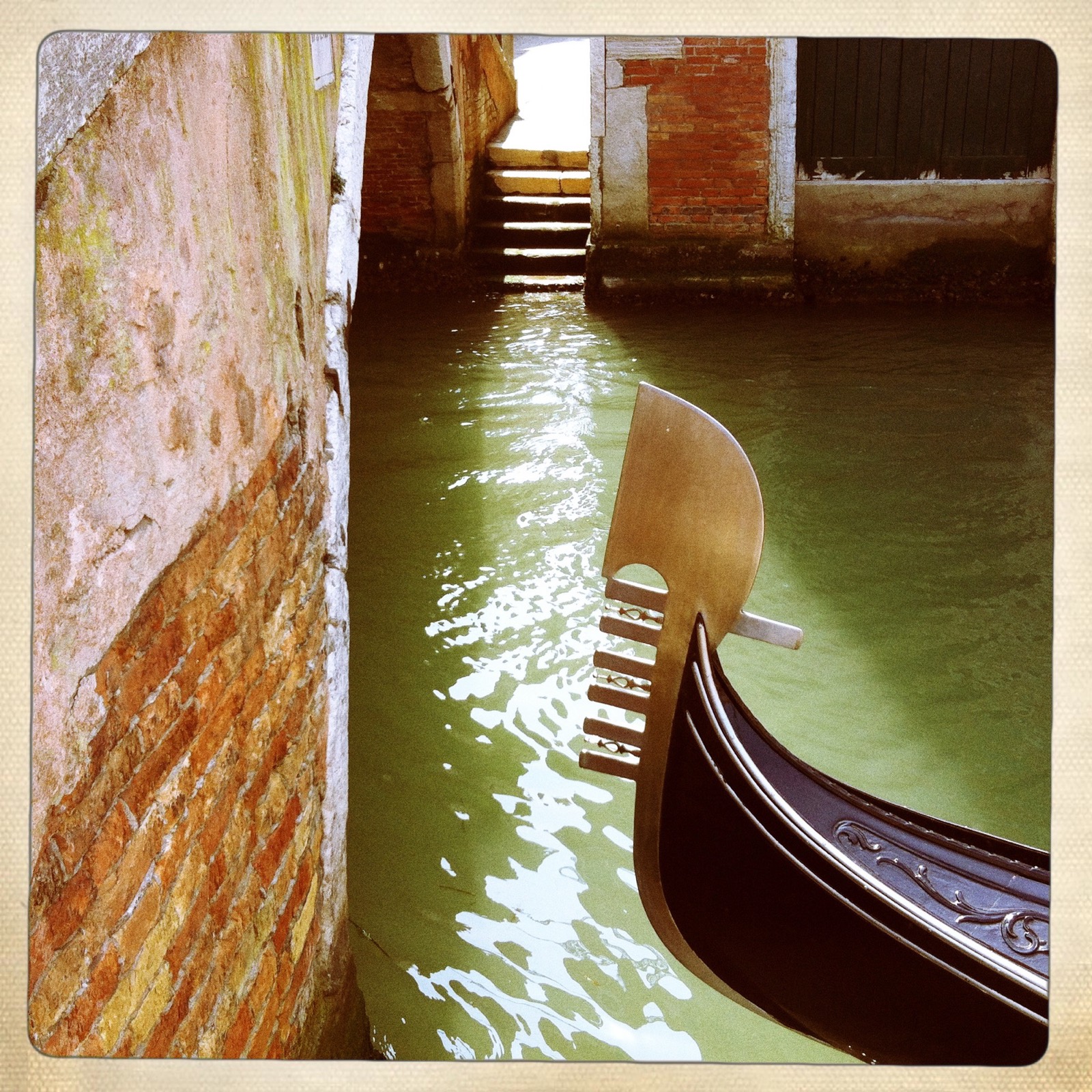 Canal y góndola en Venecia con Hipstamatic