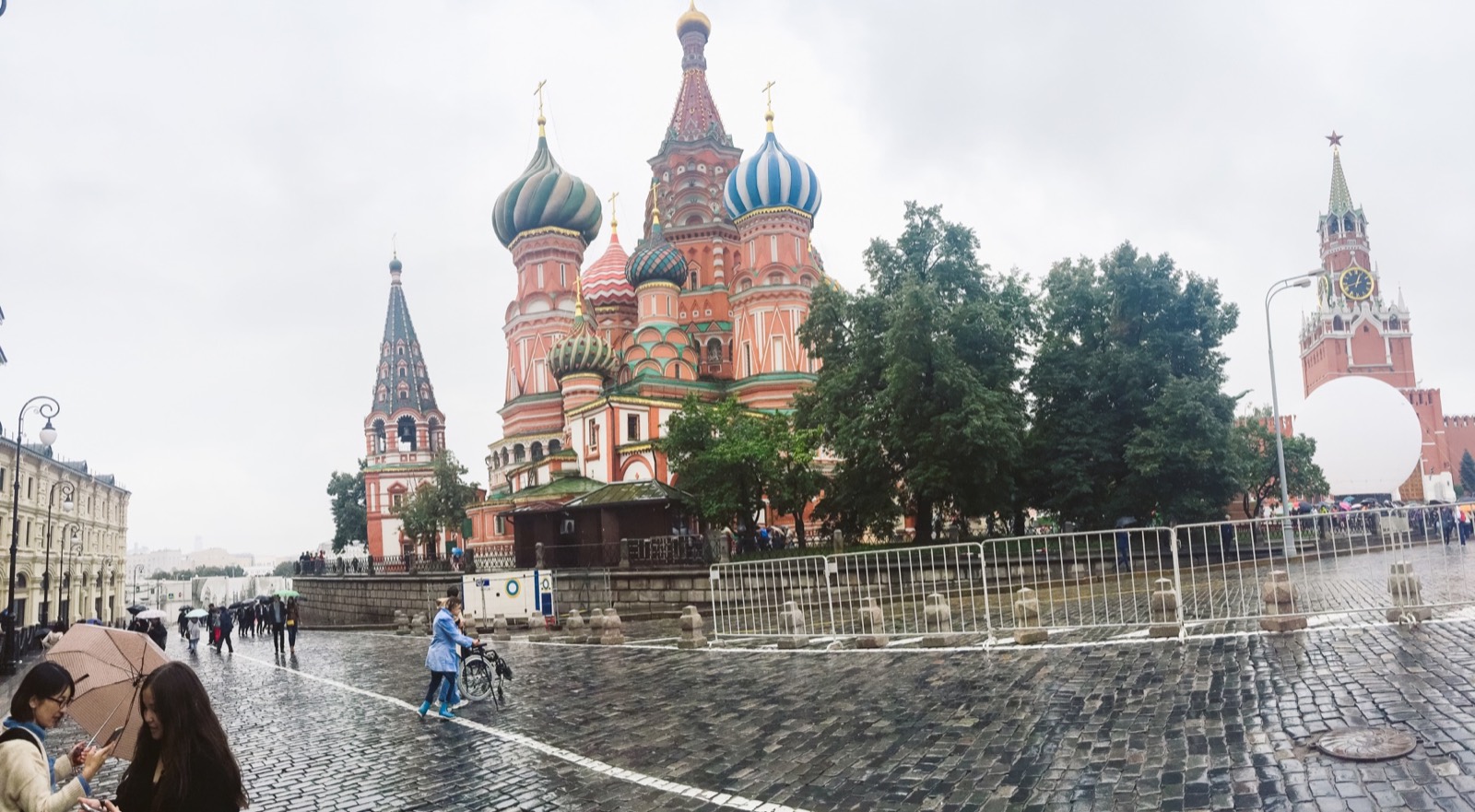 Plaza de Moscú bajo la lluvia, fotografía de calle con móvil